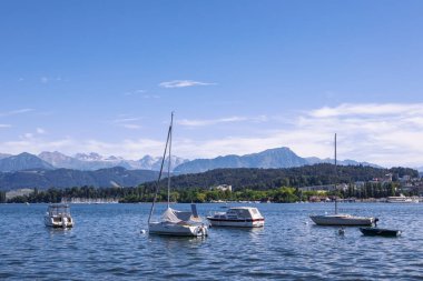 Lucerne Gölü 'nün manzarası, suda yatlar, Alpler manzarası, yaz günü. İsviçre