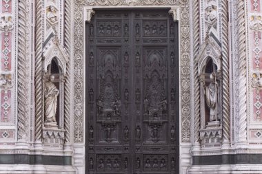 Duomo Santa Maria del Fiore 'un girişi (Çiçekli Aziz Mary Katedrali). Katedral Floransa, İtalya cephelerinin ayrıntıları