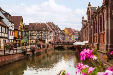 Colmar 'daki küçük Venedik. Ünlü bir kent simgesi, renkli yarı keresteli evleri, kanalı ve köprüsü olan Fransız caddesi. Yaz zamanı, Fransa.
