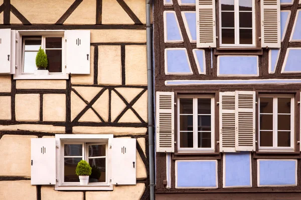 절반의 목조가 외관에 셔터가 귀여운 창문이 고도가 프랑스의 알자스 프랑스 — 스톡 사진