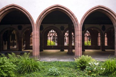 Baser 'deki katedral. İç bahçesi, kemeri, gölgesi ve ışığı olan güzel bir manastır. Düşünmek için uygun bir yer. Basel bakanı, İsviçre