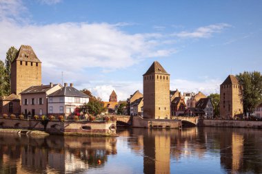 Strasbourg 'da Ponts Couverts. Fransa, Alsace kanalındaki Strasbourg şehrinin su manzarasına yansıyan kulelere bakın..