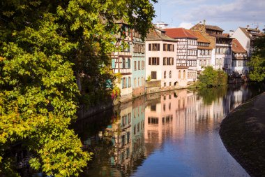 Strasbourg 'da bir kanal manzarası ve binalar, küçük bir Fransa, eski kasaba bölgesi. Mimarisi suya yansıyan bir sokak. Alsace, Fransa