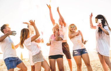 Mutlu arkadaşlar eğlenmeye grup holi renkleri Yaz Festivali - beach partide birlikte ile hakiki kaygısız ruh - gülüyor gençler Gençlik ve dostluk kavramı ile çok renkli toz