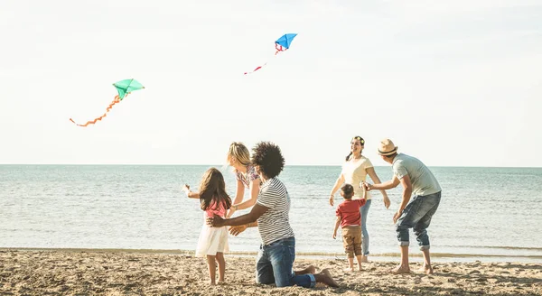 Grupo Familias Felices Con Padres Hijos Jugando Con Cometa Vacaciones —  Fotos de Stock