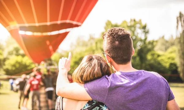 Happy Couple Love Honeymoon Excursion Waiting Hot Air Balloon Ride — Stock Photo, Image