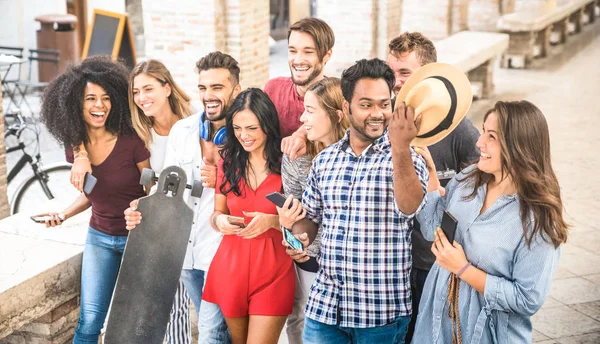 Amigos Multiraciales Caminando Hablando Centro Ciudad Chicos Chicas Felices Divirtiéndose — Foto de Stock