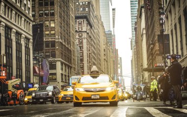 New York - 27 Mart 2015: bitirim Batı ile 7 Av kavşak üzerinde sarı taksi ile 35 yedinci Avenue gün batımında - Manhattan'da Central Park ve iki yönlü parka kuzeyindeki sokak aşağıda güneye doğru