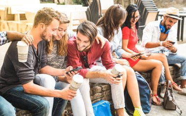 City college arka bahçe - genç insanlar hareket eden smartphone - teknoloji kavramı bağlı trendy arkadaş grubu - sıcak titreşim güneş filtresi tarafından bağımlısı akıllı telefon kullanarak çok ırklı millennials grubu