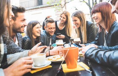 Söz ve having fun mobile ile mutlu arkadaşlar akıllı telefonlar kapuçino içmek restoran ve çay - kafeterya genç insanlara birlikte - dostluk kavramı erkek ve kadın kahve bar ile sıcak