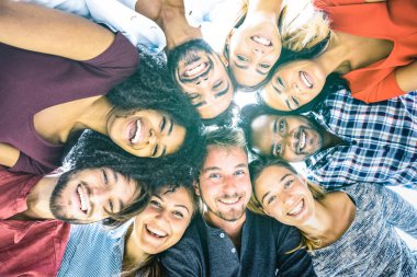 Açık havada arka aydınlatma - mutlu gençlik dostluk kavramı Uluslararası Genç insanlarla birlikte eğleniyor ırkçılığa karşı - masmavi filtre sesi ile selfie alarak çok ırklı en iyi arkadaş millennials