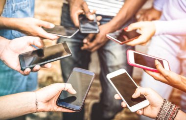 Arkadaş grubu bağımlı insanların millennials online cep telefonu ile birlikte akıllı telefonlar - mobil akıllı telefon ile sosyal ağ içerik paylaşımı eller detayı - teknoloji kavramı kullanarak eğlenceli