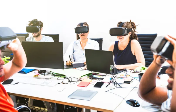 Kelompok Pekerja Muda Bersenang Senang Dengan Kacamata Realitas Virtual Studio — Stok Foto