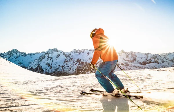 Atlet Ski Profesional Ski Saat Matahari Terbenam Atas Resor Ski — Stok Foto