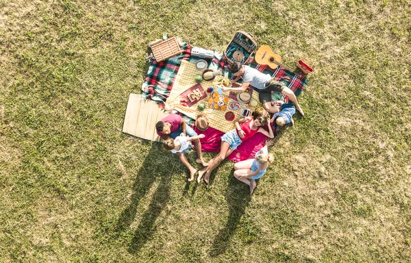 空中ドローン ピクニック バーベキュー パーティー 多民族幸福と愛概念公園で子供と遊んで混血の人々 暖かい明るいフィルターで子供と楽しんで幸せな家族観 — ストック写真