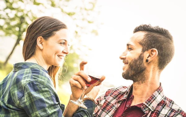 Pasangan Muda Yang Bahagia Minum Anggur Merah Kebun Anggur Pria — Stok Foto