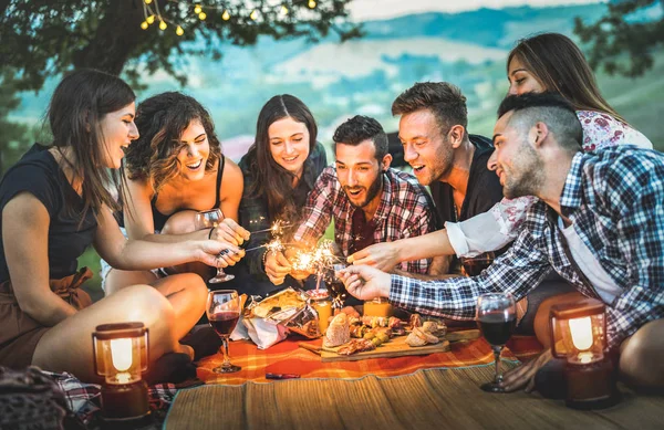 Happy Vrienden Plezier Met Vuur Sparkles Jongeren Millennials Kamperen Picknick — Stockfoto