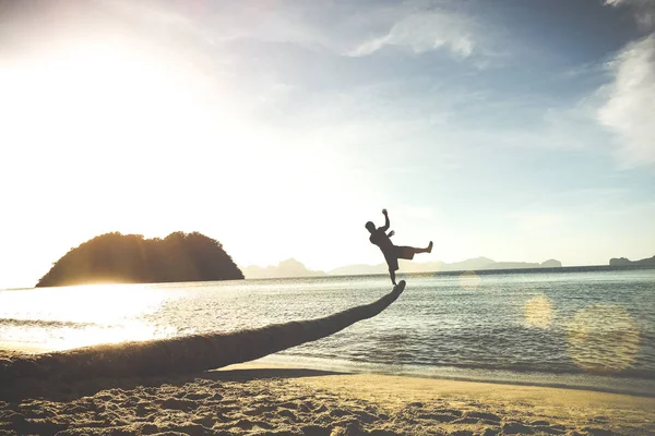 Sylwetka Podróżnik Facet Zabawny Skok Palm Koncepcja Wanderlust Travel Mężczyzną — Zdjęcie stockowe