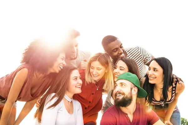 Multirracial Melhores Amigos Millennials Olhando Uns Para Outros Com Iluminação — Fotografia de Stock