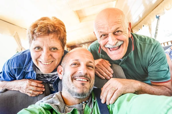 Senior Feliz Pareja Con Hijo Tomando Selfie Viaje Barco Laos —  Fotos de Stock