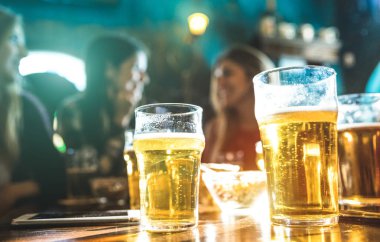 Mutlu kız bayanlara bira bar Restaurant - dostluk kavramı ile zaman zevk ve güzel vintage Bar - bira gözlük odaklanmak, hakiki eğleniyor genç arkadaşlar bira içmek