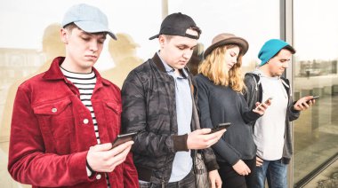 Çok kültürlü arkadaşlar üniversite üniversite kopma - moda millennials insanlar tarafından mobil akıllı telefonlar - teknoloji kavramı her zaman bağlı zamanında - filtre görüntü bağımlısı smartphone kullanarak Grup
