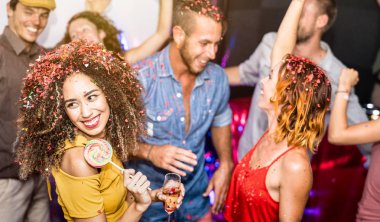 Çok ırklı mutlu arkadaş olan Havva kutlama şarap içme fun - sonra parti gece kulübü - dans gençler dostluk kavramı üzerinde serin eğlence ruh - odak latin kız yaptı.