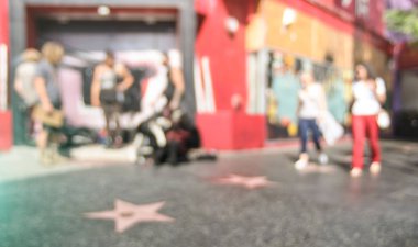 Her gün insanlarla... ve dünyanın ünlü tousists yıldız kaldırım ufuk bokeh soyut görünümünü La California - Amerika Birleşik Devletleri Hollywood Bulvarında ünü yürümek