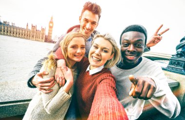 Avrupa gezisi - genç insanlar sosyal ağ toplum hikayeleri paylaşarak bağımlısı -, Londra'da selfie Millennials yaşam tarzı kavramı üzerinde canlı kontrast filtre alarak mutlu çok ırklı arkadaş grubu
