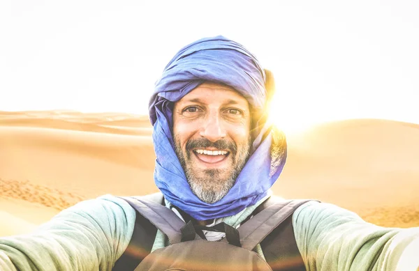 若い男ソロ モロッコ モロッコの世界有名な性質の驚異の冒険ワンダー ラスト コンセプト 暖かい明るい夕日フィルターの色調でメルズーガ近く Erg Chebbi 砂漠砂丘で旅行者撮影 Selfie — ストック写真