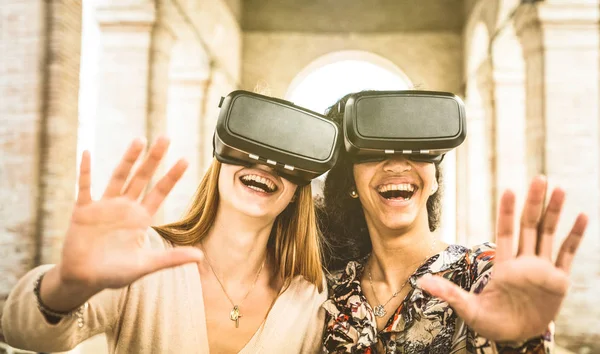Girlfriends Bermain Kacamata Luar Realitas Virtual Dan Konsep Teknologi Yang — Stok Foto