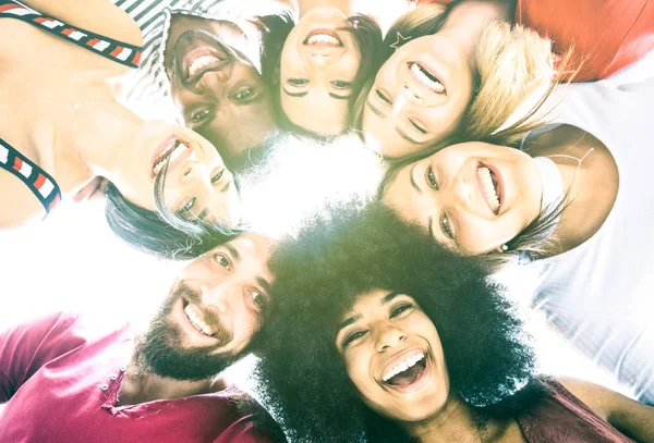 Multikulturell Beste Freunde Millenials Machen Selfie Mit Hintergrundbeleuchtung Fröhliches Jugendfreundschaftskonzept — Stockfoto