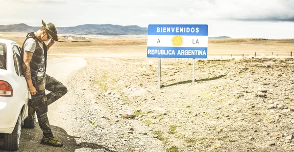 Pemuda Petualang Solo Saat Istirahat Santai Dekat Perbatasan Argentina Selatan — Stok Foto