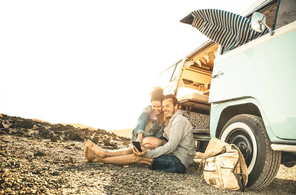 Couple Hipster Voyageant Ensemble Sur Transport Oldtimer Mini Van Concept — Photo