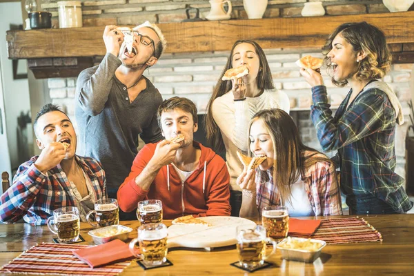 Feliz Grupo Amigos Comiendo Pizza Casa Del Restaurante Chalet Concepto —  Fotos de Stock