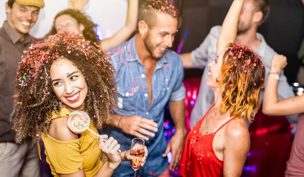 Amigos Felizes Multirraciais Divertindo Bebendo Vinho Celebração Véspera Jovens Dançando — Fotografia de Stock