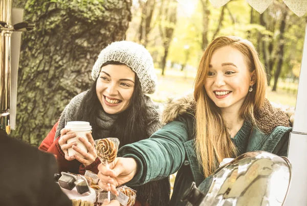 Glada Väninnor Bästa Vänner Dela Tid Tillsammans Utomhus Kaffe Takeaway — Stockfoto