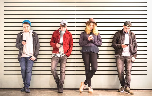 Freundeskreis Mit Smartphone Gegen Wand Uni Hinterhofpause Junge Leute Süchtig — Stockfoto