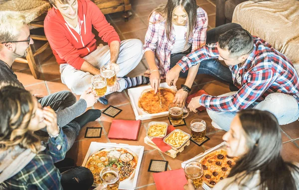 Teman Teman Yang Bahagia Makan Mengambil Pizza Rumah Setelah Bekerja — Stok Foto