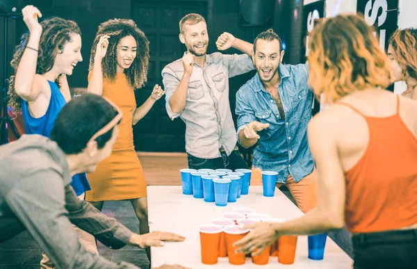 Gelukkig Vrienden Spelen Bier Pong Youth Hostel Vakantie Vreugde Concept — Stockfoto