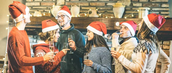 Freundeskreis Mit Weihnachtsmützen Feiert Weihnachten Mit Champagner Wein Toast Hause — Stockfoto