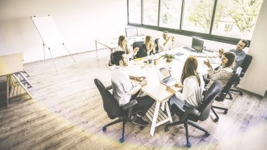 Studio - insan kaynakları kavramı çalışma zaman - girişimciler açık alan ofis kurmak - parlak güneş filtresi, gençlerin çalışan arkadaşları kentsel coworking iş toplantısında yer