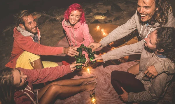 Jeunes amis hipster s'amuser ensemble à la fête de plage de nuit avec la lumière du feu de camp - Concept de voyage d'amitié avec les jeunes voyageurs boire de la bière au camping surf d'été - Image iso élevé — Photo