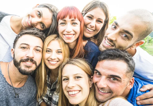 Glückliche beste Freunde beim Selfie im Freien mit ungesättigter Hintergrundbeleuchtung - Jugend- und Freundschaftskonzept mit jungen Menschen, die zusammen Spaß haben - heller Vintage-Filter mit sanften Sonnenscheintönen — Stockfoto