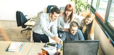 Gençler çalışan arkadaşları başlangıç iş toplantısında kentsel alan studio - çalışma zamanı - girişimciler office yerde kurmak, insan kaynakları kavramı - parlak canlı filtre coworking