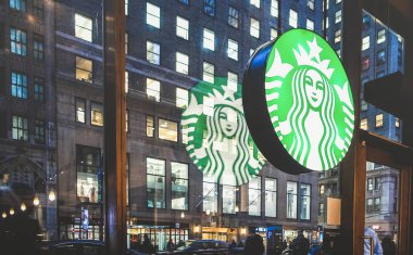 New York - 25 Mart 2015: Starbucks Cafe Shop gece Nyc nightscape - cam yansımaları ile kurumsal 1971 yılında kurulan bir Amerikan kahve şirket ve kahvehane zinciri işarettir
