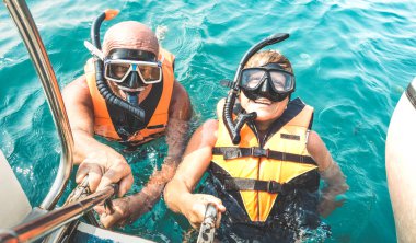 Tropikal deniz gezi dünya çapında etkin yaşlı ve üst düzey seyahat kavramı üzerinde egzotik senaryolarda dalış tekne turu ile yaşam Yelekler ve şnorkel maskeleri - mutlu selfie alarak emekli çift