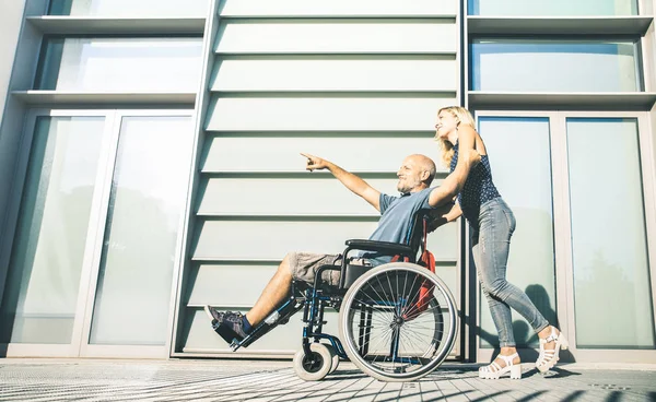 Casal Feliz Com Homem Com Deficiência Pendurado Torno Fundo Cidade — Fotografia de Stock