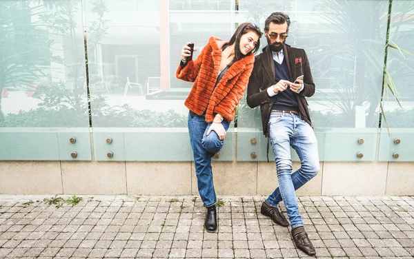 Feliz Casal Hipster Divertindo Com Telefone Inteligente Móvel Local Livre — Fotografia de Stock