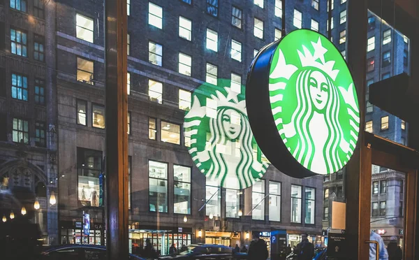 2015年3月25日 星巴克在咖啡厅的标志 在尼克夜景上的玻璃反射 该企业是一家美国咖啡公司和咖啡店连锁成立于1971年 — 图库照片